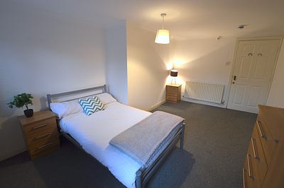 🏡✨2X Rooms! Huge 10-Bed Pro Houseshare 🏡✨ Main Photo