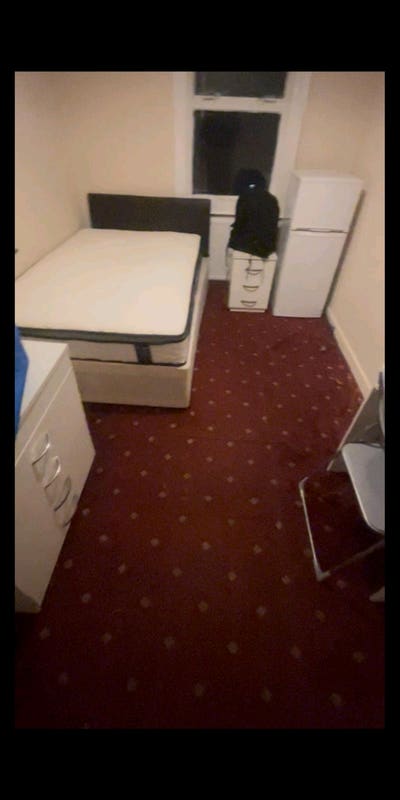 Large Double room near East Acton station Zone 2 Main Photo