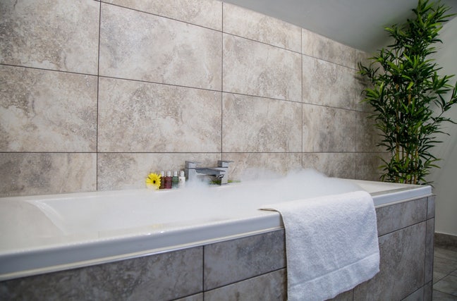 Large En-suite with private fridge Main Photo