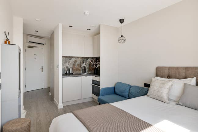 Studios in Harrow –Short-Stays Available DIFF_RENT Main Photo