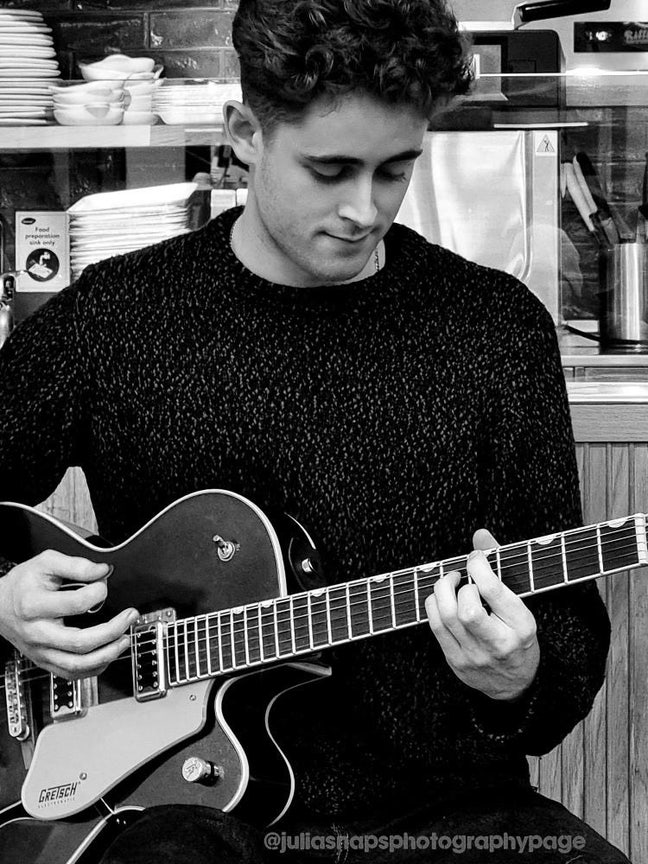 Looking for a room to live Main Photo