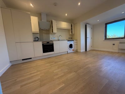 1 bedroom Apartment to Rent in Leatherhead Main Photo