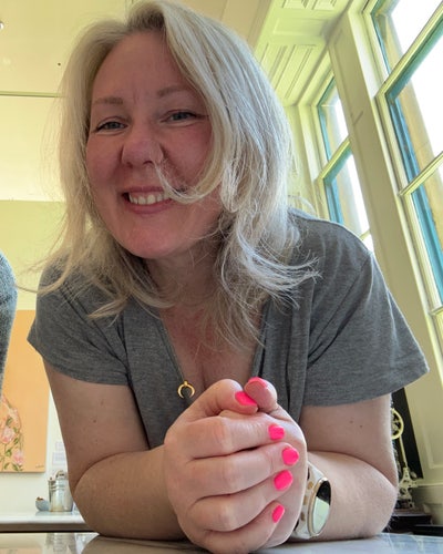 I am a professional female, looking for a dou... Main Photo