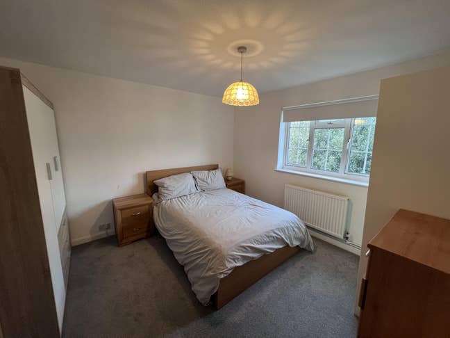 Large double room for rent in a quiet area. Main Photo