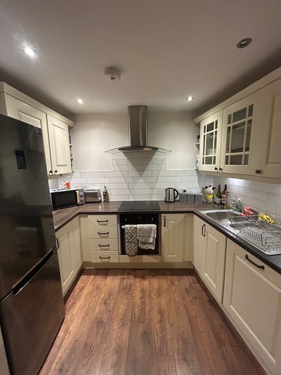 Spacious Double Room Available in Lane End Main Photo