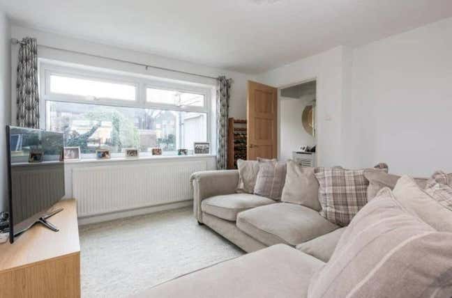 A room in Walton-on-Thames Main Photo