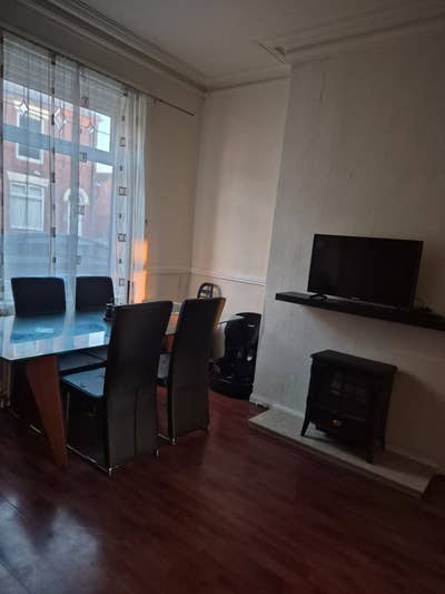 Furnished double bedroom for rent in shared house  Main Photo