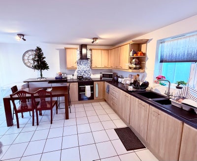 Beautiful Rooms available near hospital  Main Photo