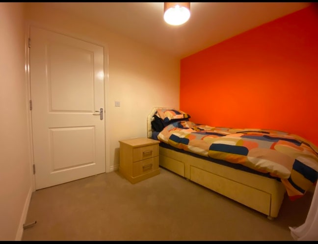 Single Room with Own Separate Bathroom  Main Photo