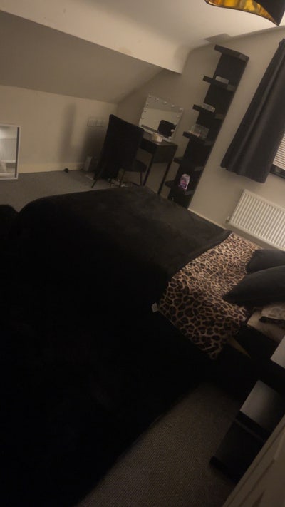 Large double bedroom Main Photo