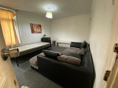 3 Rooms - 3 minutes from Station Main Photo