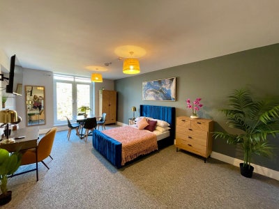 Large En-suite Room in Dudley Main Photo