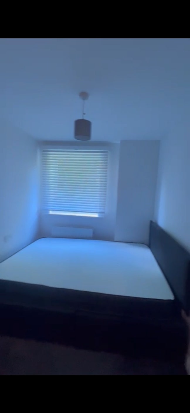 Room for a girl at Canary Wharf prime location  Main Photo