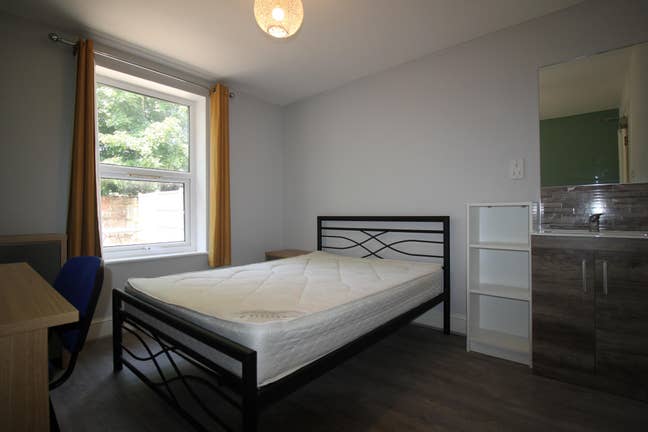 4 Rooms Available in 8-Bed Student House Bills Inc Main Photo