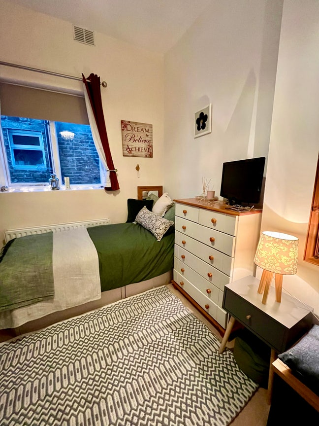 Mon-Friday - Single Room -  Females Preferred Main Photo