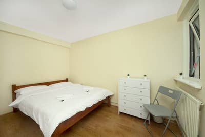 1 bed BASEMENT flat. for 3-4 people. 5mint  statio Main Photo