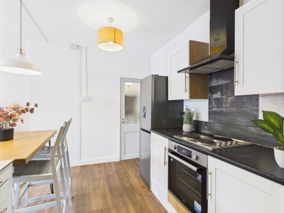 1 Bedroom Available in a Well Presented House Main Photo