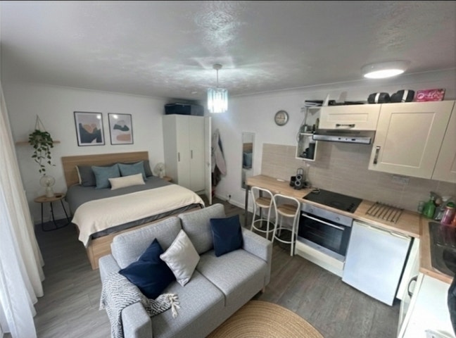 Modern Studio Apartment in Ocean Village – SO14 Main Photo