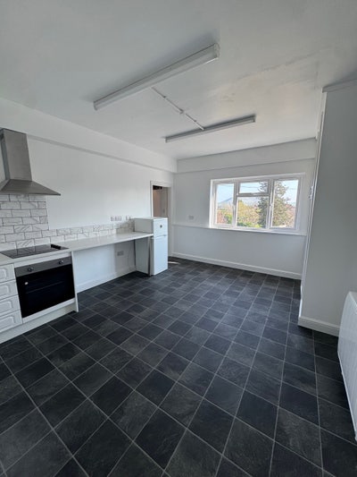 Large double rooms to rent in HMO - Bills included Main Photo