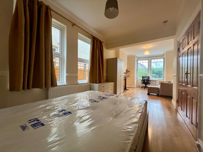 Beautifu Largel room in Kingston Main Photo