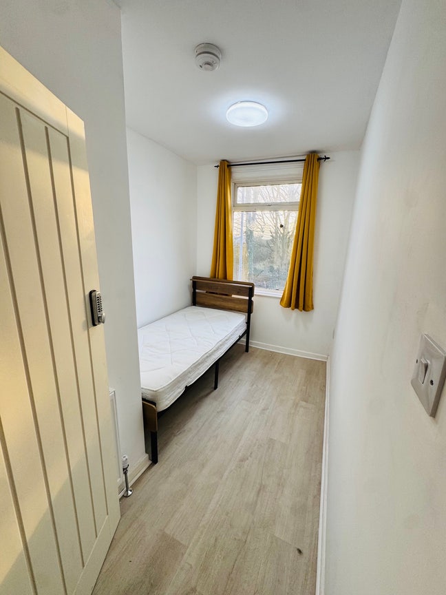 Single room in newly refurbished property Main Photo