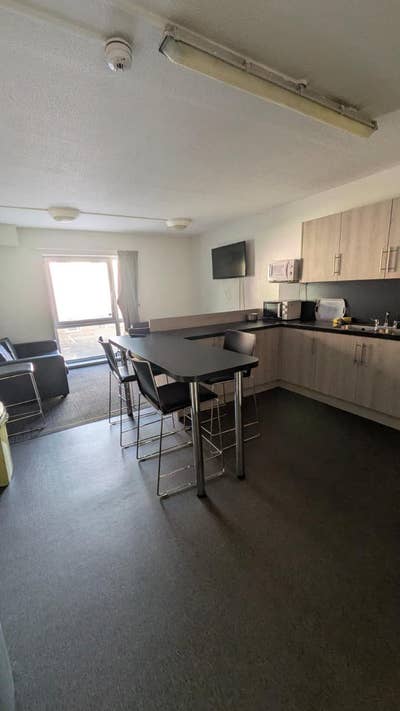 🏠 Tenancy Takeover – Charlotte Court Main Photo