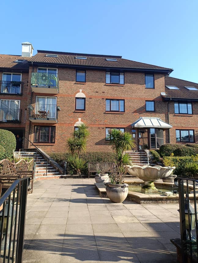 Ensuite bedroom available 3 mins from Purley Tesco Main Photo