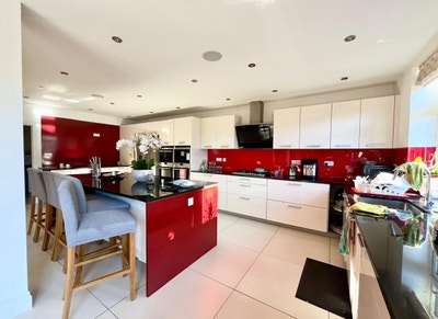 5mins walk to Totteridge & Whetstone station Main Photo