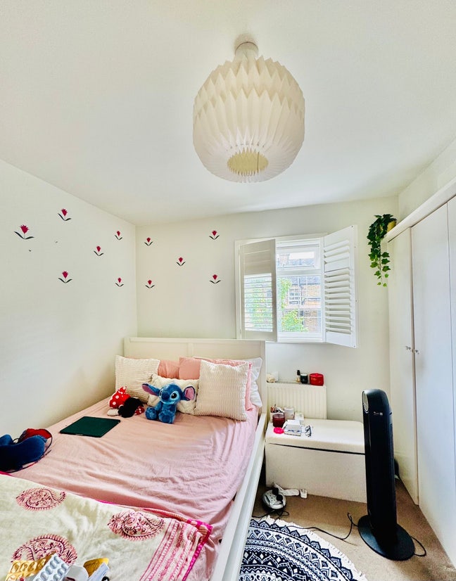 Cozy Bedroom Available in Queens Park  Main Photo