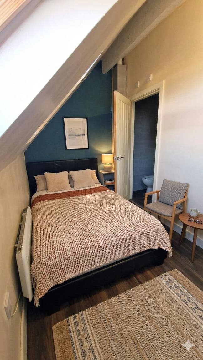 Spacious Self Occupied Studio with Ensuite/kitchen Main Photo