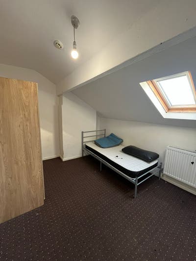 OVER 35 DSS-Claiming Universal credit? Contact Us  Main Photo