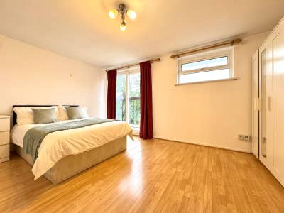 🐬Canary Wharf - 2 Spacious Double Rooms🐬 Main Photo