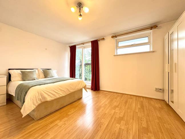 🐬Canary Wharf - 2 Spacious Double Rooms🐬 Main Photo