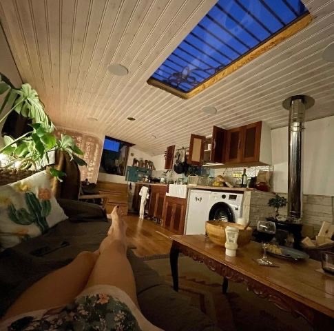 Room available on wide beam houseboat  Main Photo