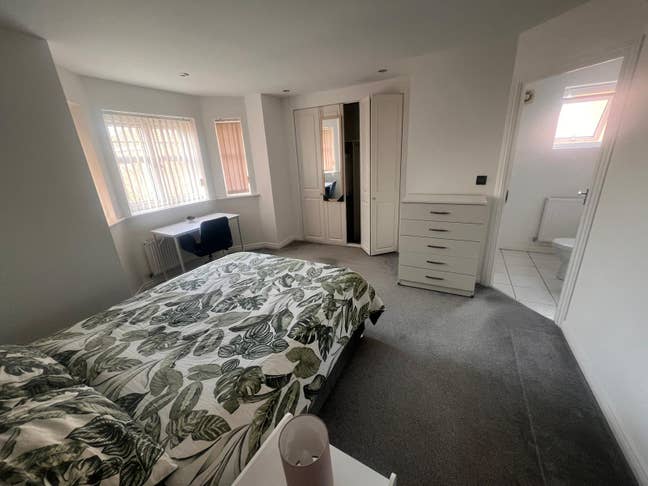 Spacious master en-suite bedroom in luxury house Main Photo