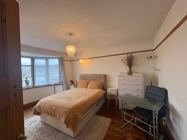 Large spacious bedroom available in Palmers Green Main Photo