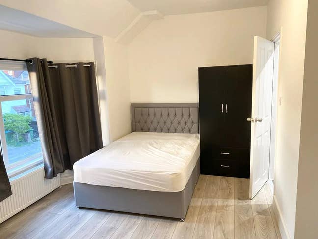 Spacious En-Suite Rooms with Kitchenettes – SO15 Main Photo