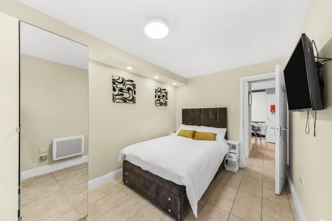 Modern 2 Bed Flat W Parking in Stratford Main Photo