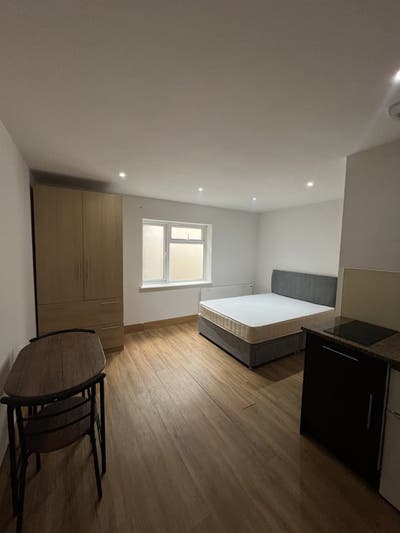 Sunny Place studio apartment to let Main Photo