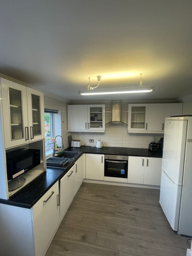 A cushy ensuite double bedroom with work station Main Photo