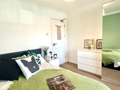 Spacious Rooms 🏡 Work from Home 💻 Main Photo