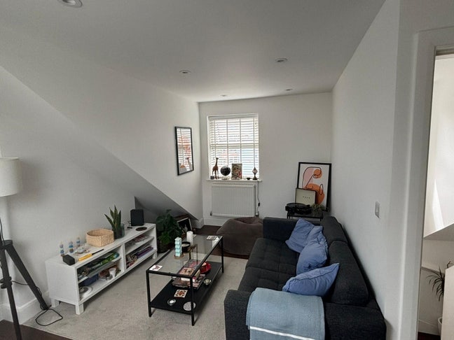 Brixton Double Room- 5 min walk from Tube :) Main Photo