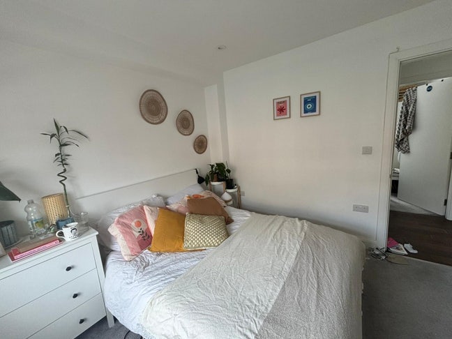 Brixton Double Room- 5 min walk from Tube :) Main Photo