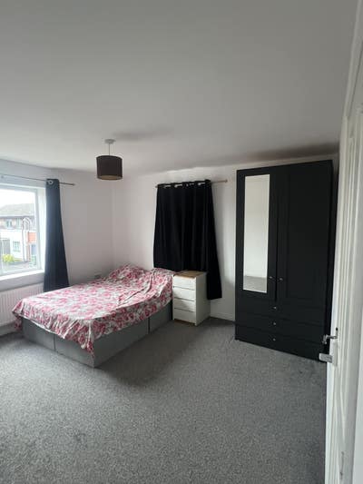 Large Double Bedroom in Clean Furnished House  Main Photo