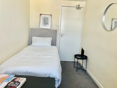 Cheltenham central Location ! Main Photo