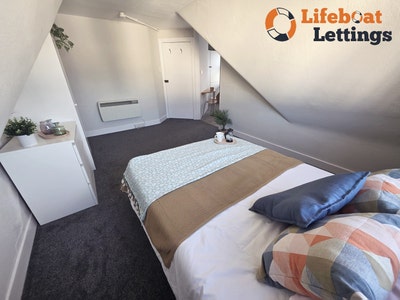 Large furnished double bedroom close to train stat Main Photo