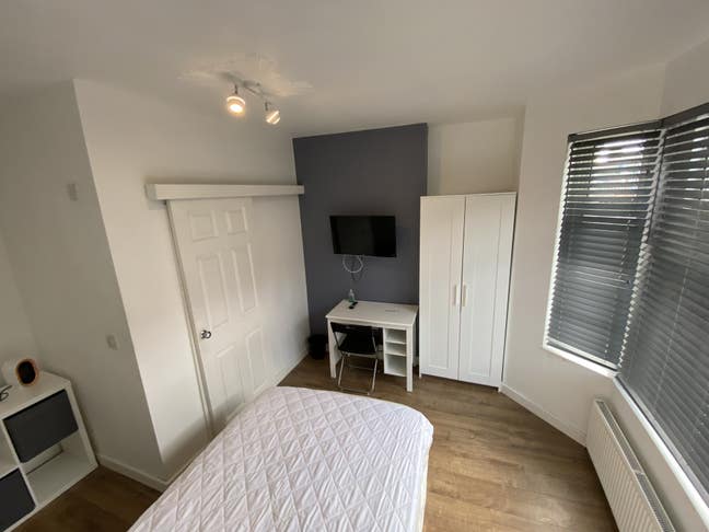 High Quality En-Suite Room Available Now Main Photo