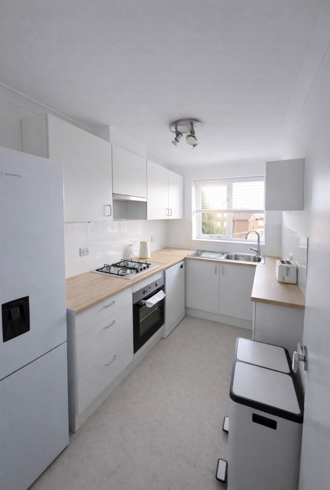 Luxury Female Houseshare- Parking & bills inc Main Photo