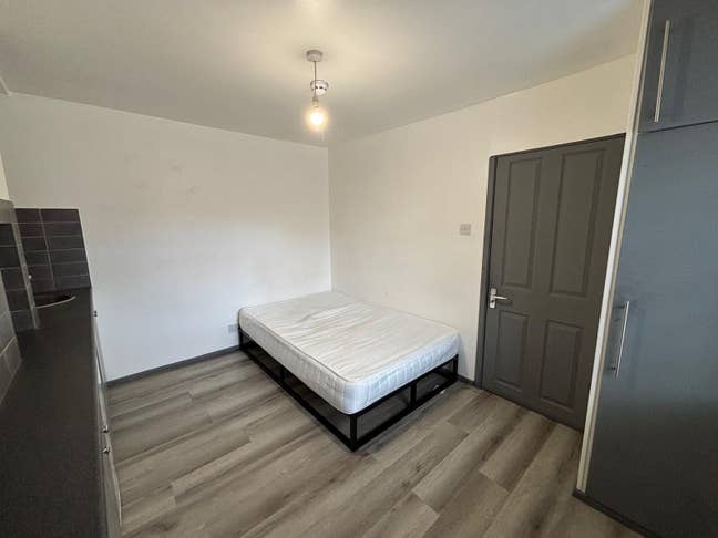 Double Room - Opposite Yeovil Hospital Main Photo