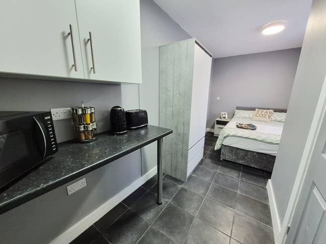 Double Ensuite, Kitchenette Room to Let - 76AWR Main Photo